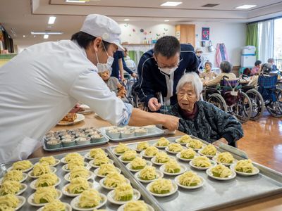 スタッフが支援する食事風景