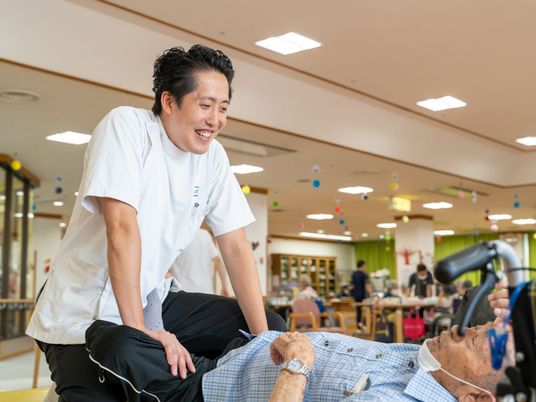 笑顔のケアスタッフと利用者