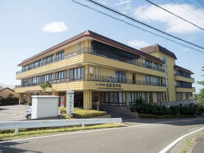 明るい外観の施設
