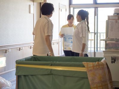 仕事をするスタッフの姿