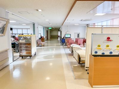 光差し込む廊下