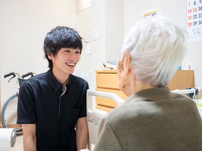 笑顔で接するスタッフと利用者
