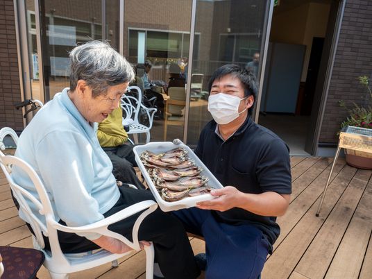 スタッフと入居者の交流、屋外