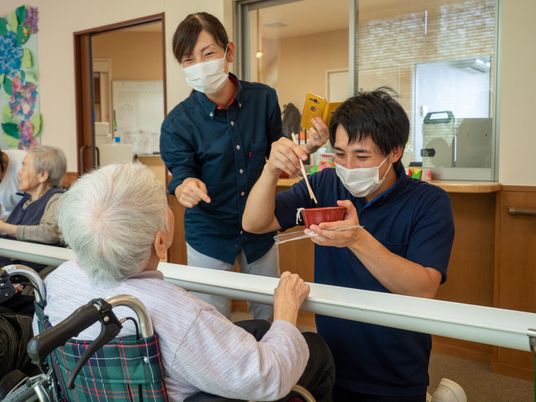 笑顔で介護するスタッフの姿