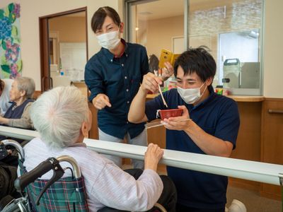 笑顔で介護するスタッフの姿