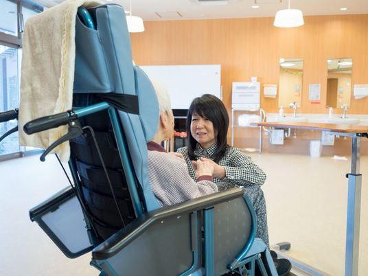 介助するスタッフの姿