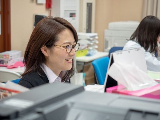 笑顔の女性スタッフがいるオフィス