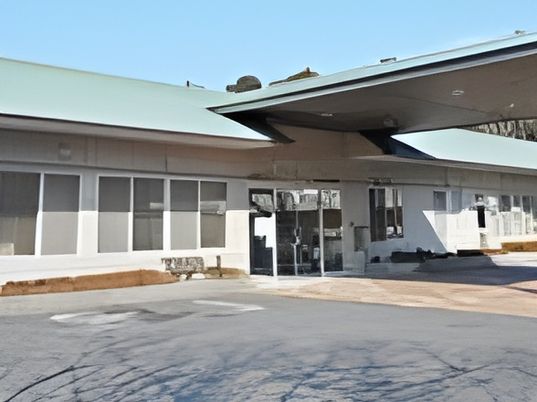 明るい入口の外観