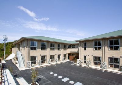 広々とした建物外観