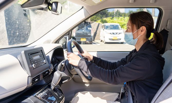 送迎車内で運転するスタッフ