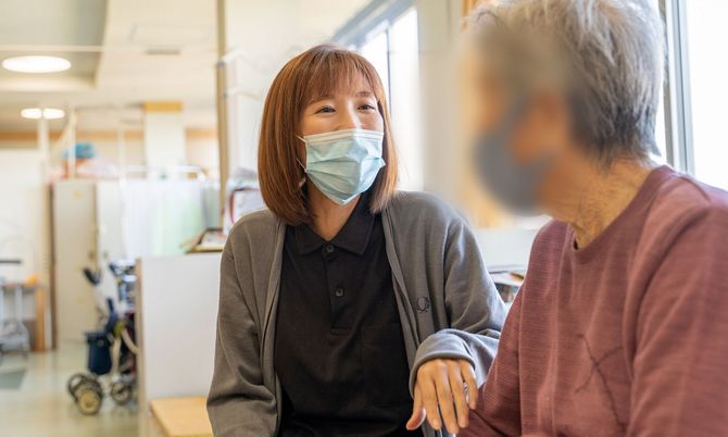 対話をする二人の人物