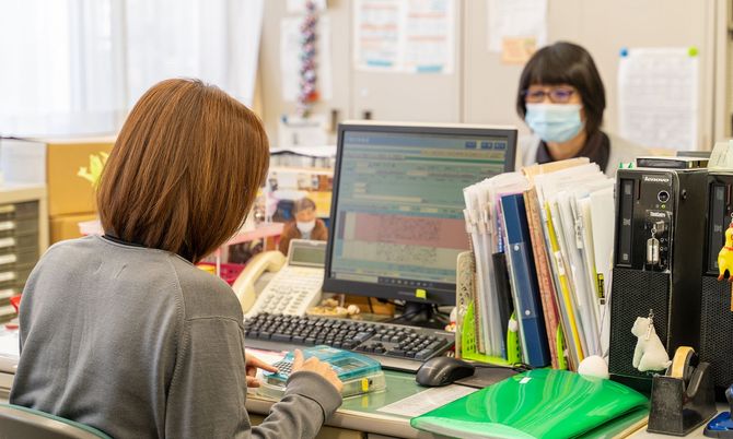 スタッフと利用者の対話シーン