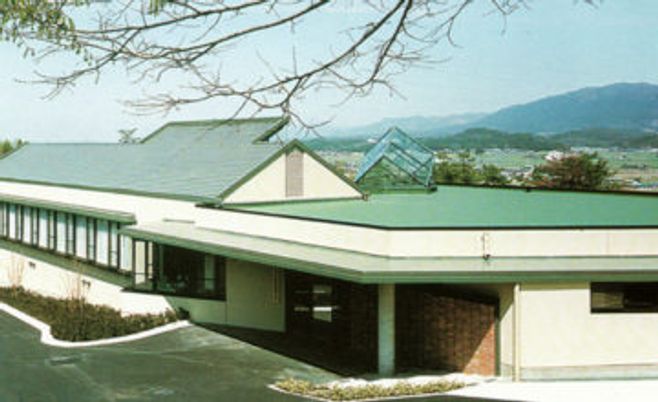広々した平屋建物の外観