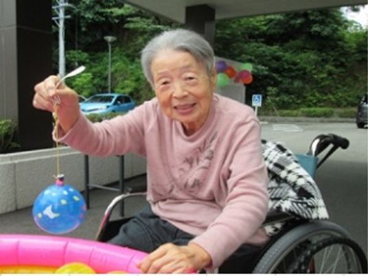 車椅子の女性と玩具