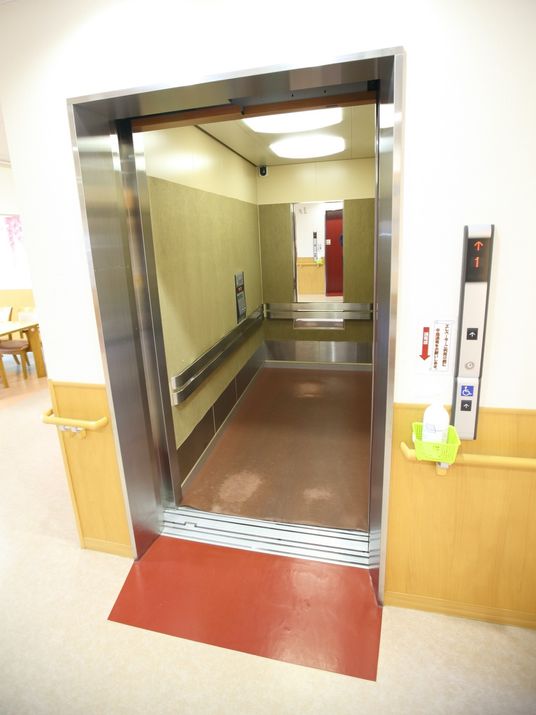 エレベーターの開いた扉