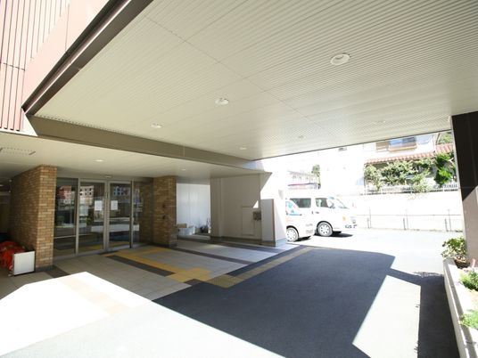 明るい施設のエントランス