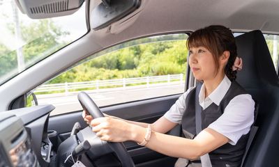 車を運転する人
