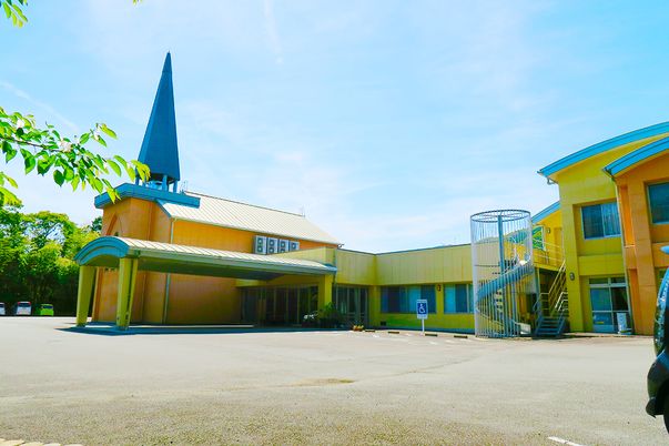 青空の広場の建物外観