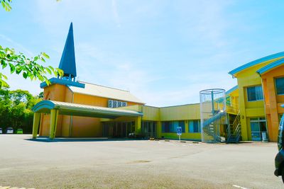 青空の広場の建物外観