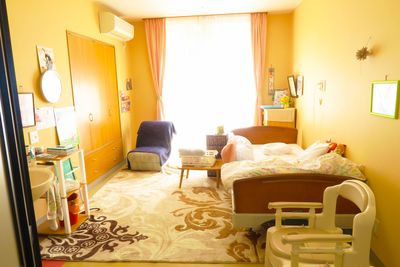 明るい居室の部屋