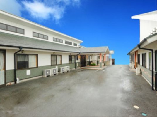青空と白い建物の外観