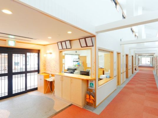 広々とした明るい廊下
