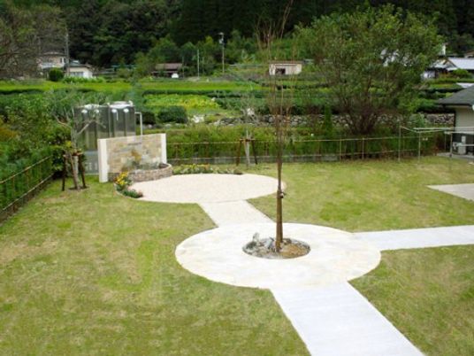 広々とした緑豊かな庭