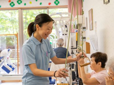 リハビリの様子を見守るスタッフ