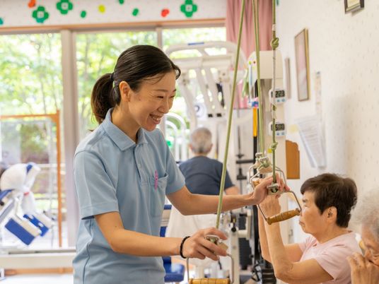 リハビリの様子を見守るスタッフ