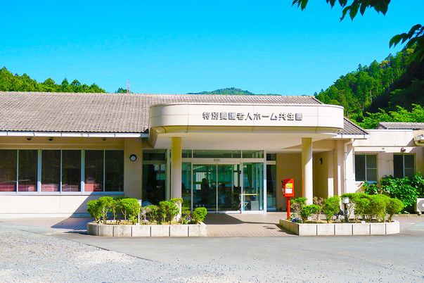 玄関の外にある建物