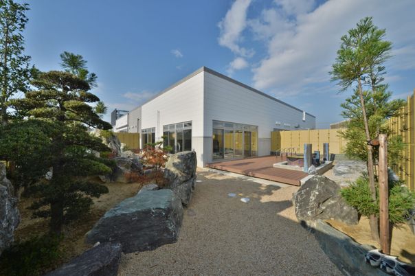 広い庭の外観