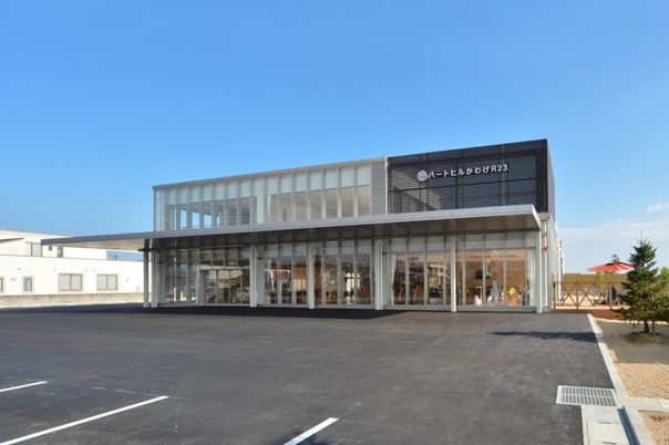 明るい建物の外観