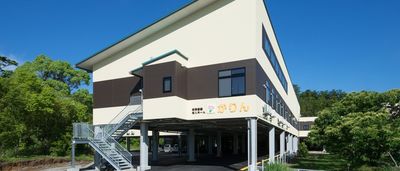 緑に囲まれた建物外観