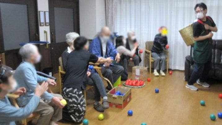 楽しむ人々がいる部屋