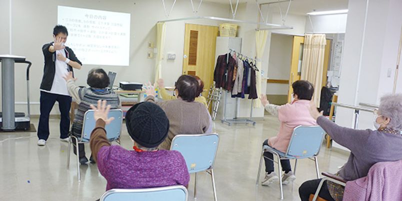 体操をする人々の様子