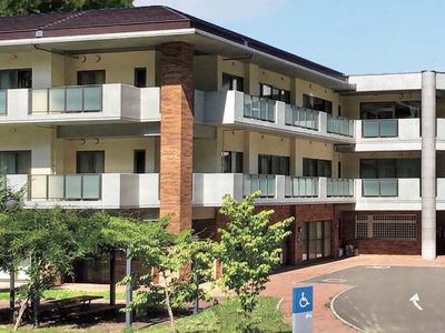 緑に囲まれた建物外観