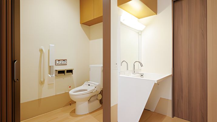 明るい洗面台とトイレ空間