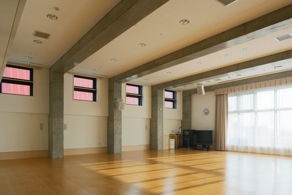 自然光が入る広い空間