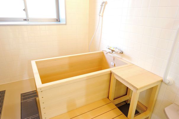 木製の浴槽がある浴室