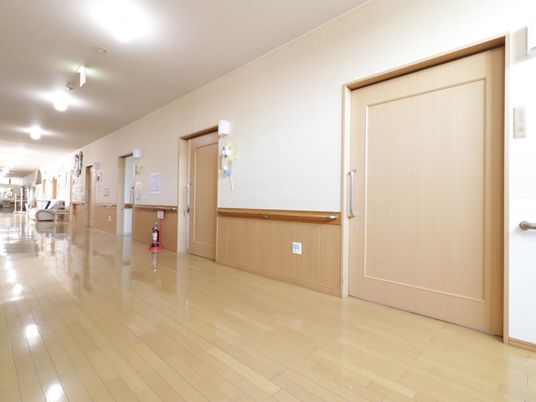 明るい廊下の風景