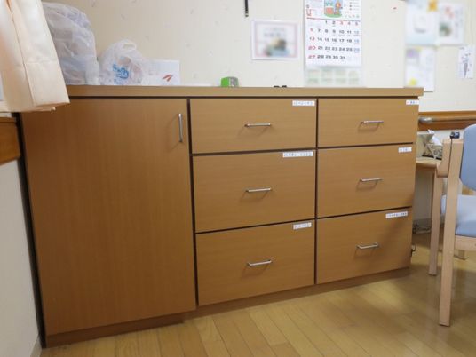 整理された木製キャビネット