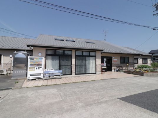 明るい日差しの外観
