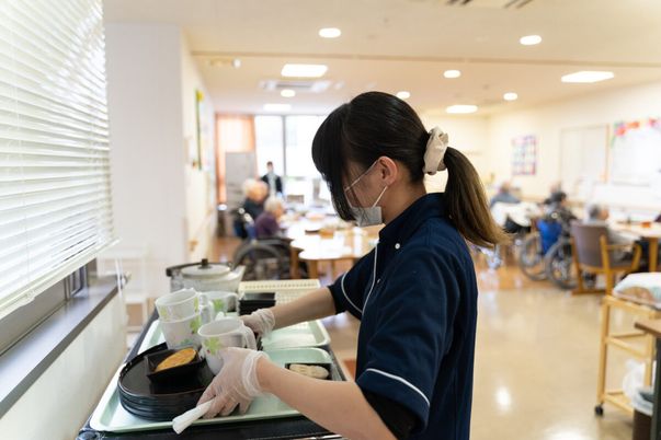 スタッフが働く食堂