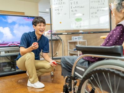 笑顔でレクリエーションをするスタッフ