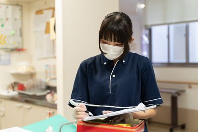 職員が業務にあたる様子
