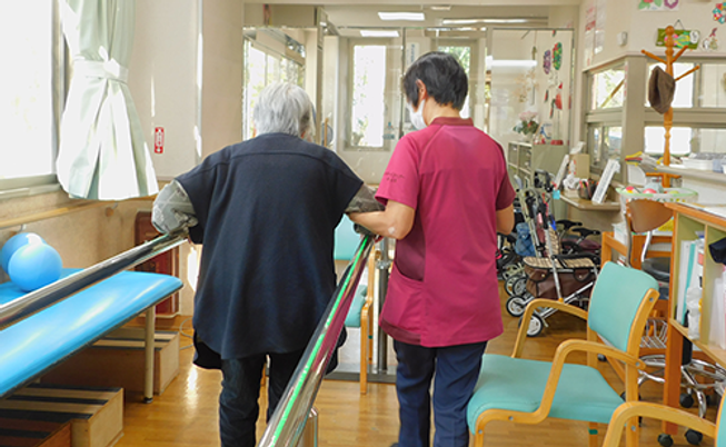 支援を受ける様子の廊下  