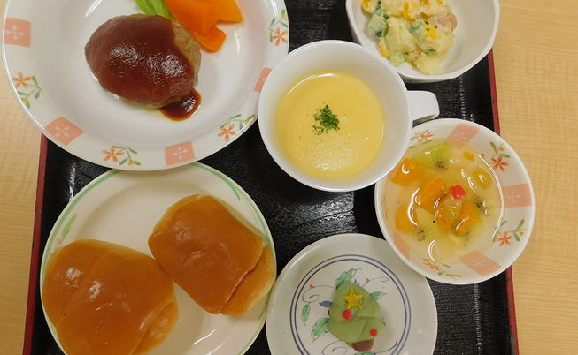 美味しそうな食事のトレー