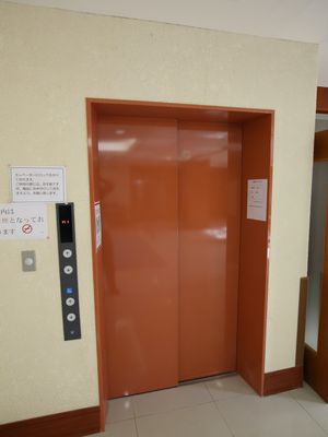 橙色のエレベーター