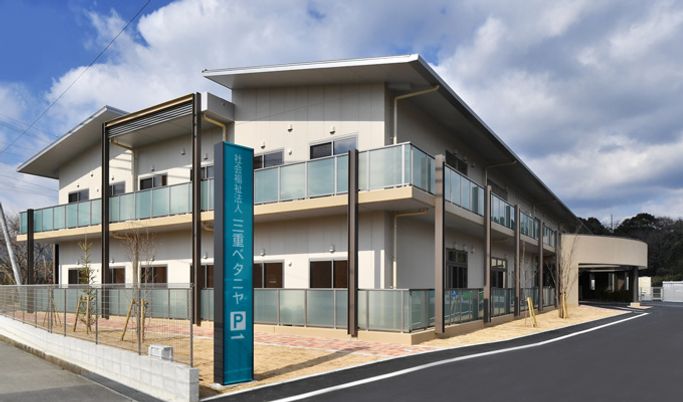 駐車場のある外観