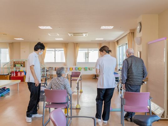 スタッフが支援する機能訓練室